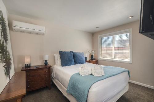 Postel nebo postele na pokoji v ubytování Oceanside Bungalow, Walk to Beach & Pier, Private Hot Tub, Beach Gear