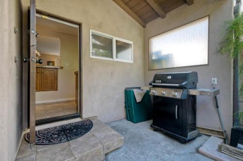 Fotografie z fotogalerie ubytování Oceanside Bungalow, Walk to Beach & Pier, Private Hot Tub, Beach Gear v destinaci Oceanside