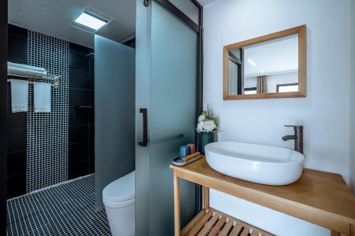 ein Badezimmer mit Waschbecken und Dusche in der Unterkunft 山也云也大理古城南门店 in Dali Ancient Town