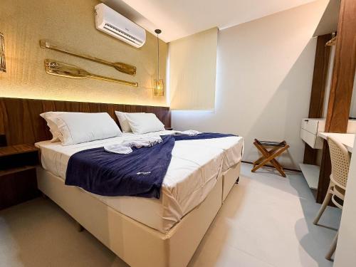 une chambre avec un grand lit dans une pièce dans l'établissement Flat premium no Naay Villas Boutique para 8 pessoas, à Tatuamunha