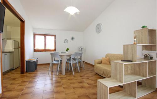 ein Wohnzimmer mit Tisch und Couch in der Unterkunft 2 Bedroom Pet Friendly Apartment In Casal Velino in Castellammare di Velia