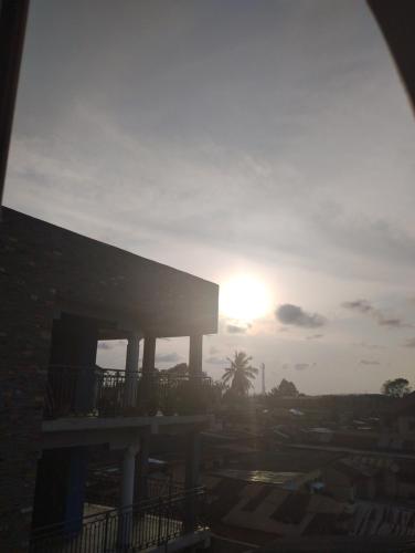 Východ nebo západ slunce při pohledu z ubytování v soukromí nebo okolí