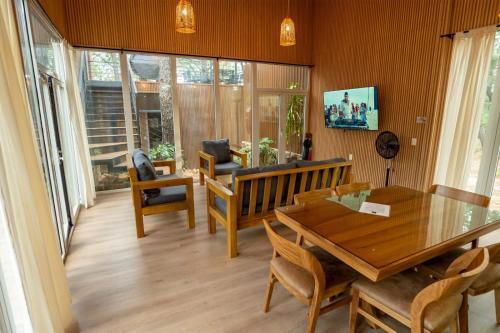 a living room with a wooden table and chairs at Cabaña Arroyo de los Venados in Atemajac de Brizuela