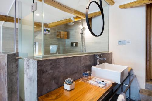un baño con lavabo y espejo en 杭州西湖民宿之清台别院, en Hangzhou