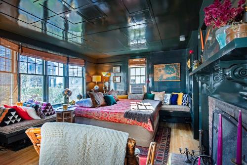 Et opholdsområde på The Explorer's Retreat-West End Condo King Bed