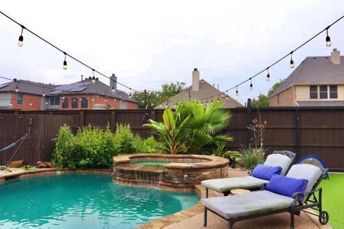 Bazén v ubytování Luxurious 5-Bed home with heated Pool, Jacuzzi, Media Room, Grill and several living spaces! nebo v jeho okolí