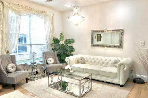 Posezení v ubytování Luxurious 5-Bed home with heated Pool, Jacuzzi, Media Room, Grill and several living spaces!