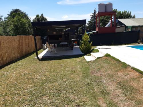 ein Hinterhof mit einem Swimmingpool und einem Haus in der Unterkunft La Orlinda in Potrero de Garay