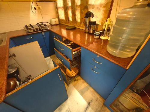 een keuken met een grote fles water op het aanrecht bij Homestay - Serviced Apartment "ISH Atithya" with Modular Kitchen, various amenities and Complimentary Breakfast in Lucknow, IN in Lucknow
