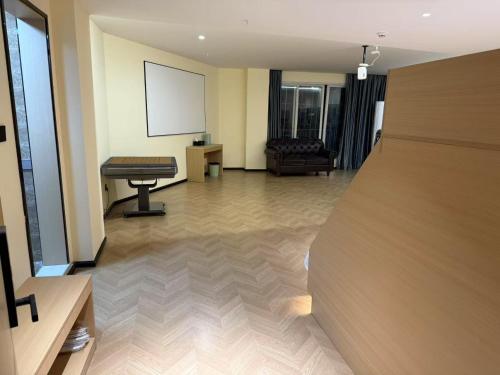 a living room with a couch and a table at Hulk Esports Cinema Hotel Guiyang Fountain Pool Branch in Guiyang