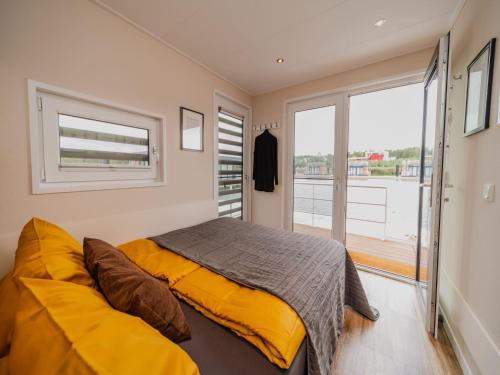 a bedroom with a bed and a large window at Lake Breeze Retreat in Klitten in Jahmen Ausbau