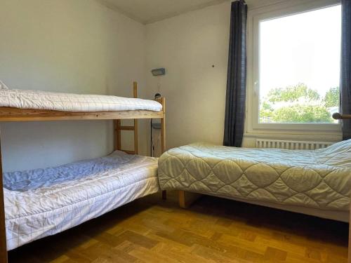 two bunk beds in a room with a window at 5 person holiday home in Mörlunda-By Traum in Tulunda