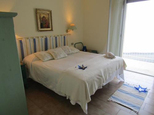 a bedroom with a bed with blue bows on it at Appartamento mare mare in Forza dʼAgro