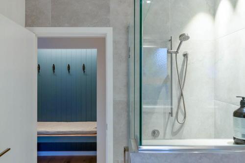 eine Dusche mit Glastür im Badezimmer in der Unterkunft Memories - stunning relaxation near lake with private hot tub in Taupo Airport