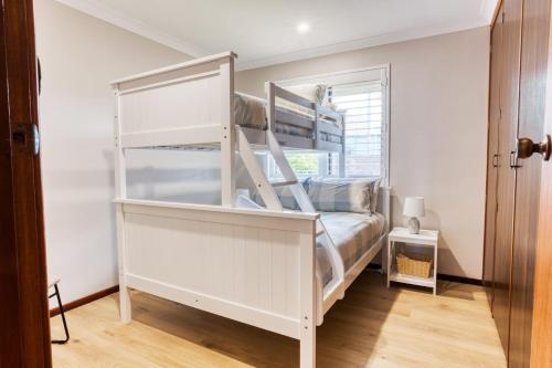 バッセルトンにあるOpal Laneの白い部屋の白い二段ベッド