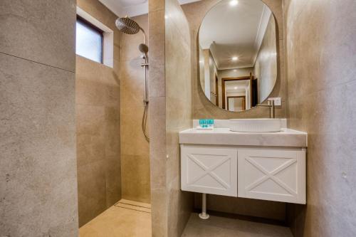 バッセルトンにあるOpal Laneの洗面台と鏡のあるバスルーム