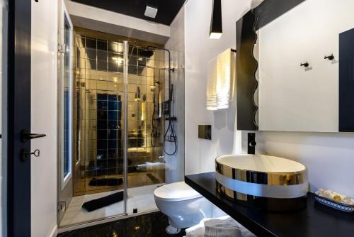 ein Badezimmer mit Toilette und Glasdusche in der Unterkunft ZEN & ART - Alojamento de Charme in Santa Maria da Feira