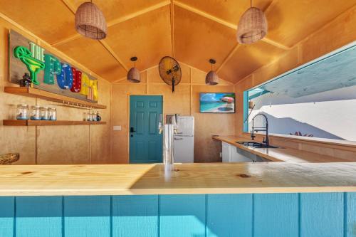 Η κουζίνα ή μικρή κουζίνα στο PLAY PAD at Bradenton with Pool, Pickleball, Putt, Tiki Bar and IMG!