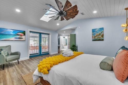 Ένα ή περισσότερα κρεβάτια σε δωμάτιο στο PLAY PAD at Bradenton with Pool, Pickleball, Putt, Tiki Bar and IMG!