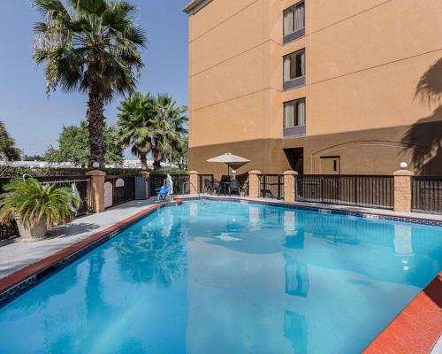 a large swimming pool in front of a building at Comfort Inn Southwest Fwy at Westpark in Houston