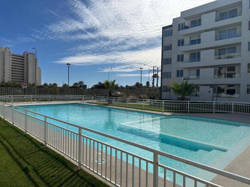 Πισίνα στο ή κοντά στο Dpto a pasos de playa, con terraza, vista al mar y faro