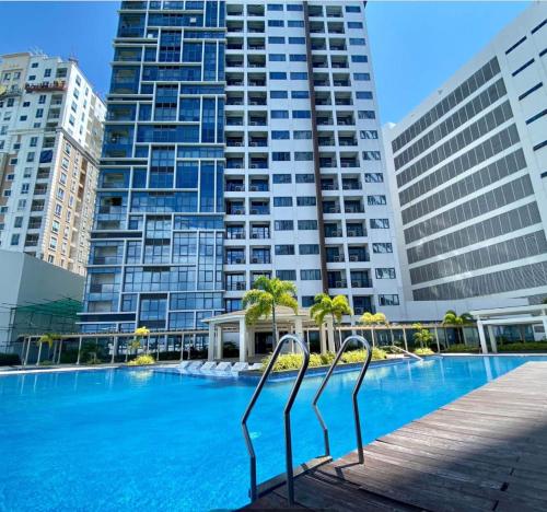 Bazén v ubytování The Mactan Beach Condo Staycation nebo v jeho okolí