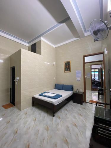 a large room with a bed in the middle of it at Thiên Tân Motel 2 in Quảng Ngãi