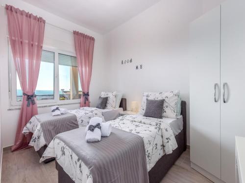 Apartment with swimming pool near sea