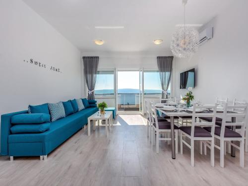 Apartment with swimming pool near sea