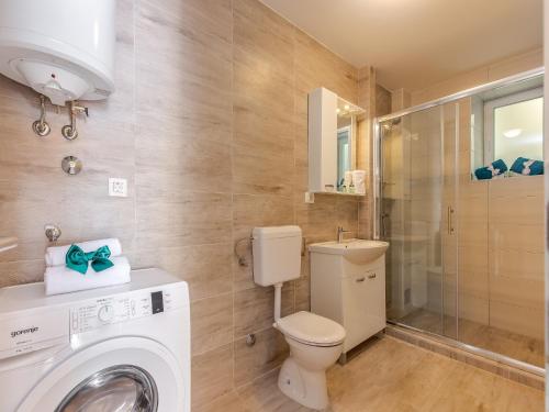 Ένα μπάνιο στο Peaceful Villa in Dramalj with bubble bath