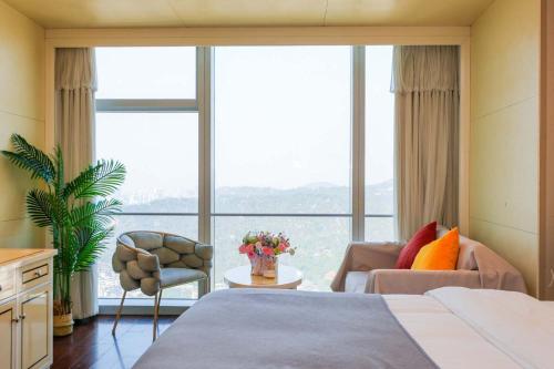 Ένα ή περισσότερα κρεβάτια σε δωμάτιο στο Sunny-Sea Bay View Apartment(Xiamen University Shimao Twin Tower Branch）