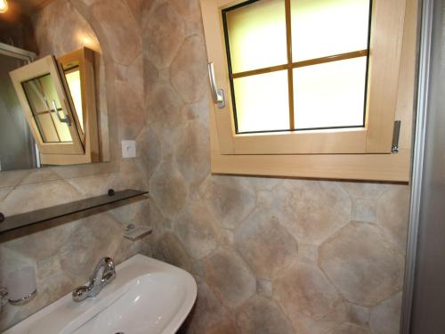 Ένα μπάνιο στο Chalet in Valais near Ski Lift & Saas Valley