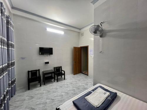 a bedroom with a bed and a desk in a room at Thiên Tân Motel 2 in Quang Ngai