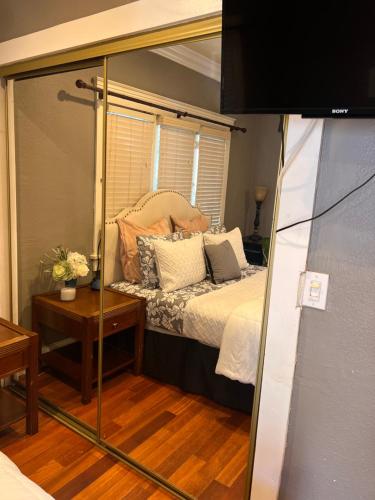 um quarto com uma cama com travesseiros em The Perfect studio em Riverside