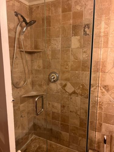 uma cabina de duche com uma porta de vidro e um chuveiro em The Perfect studio em Riverside