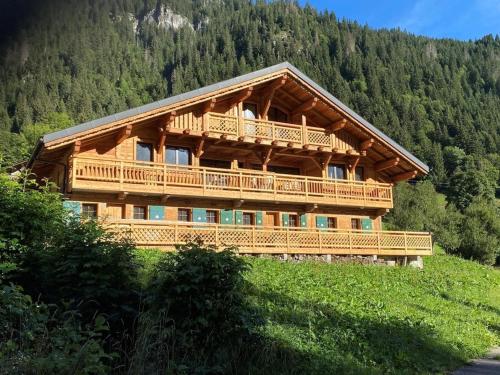 Chalet spacieux à Châtel - 15 pers, 8 salles de bains, balcon sud