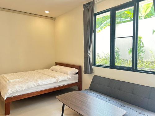 Postel nebo postele na pokoji v ubytování เอที เรสซิเดนซ์ อยุธยา