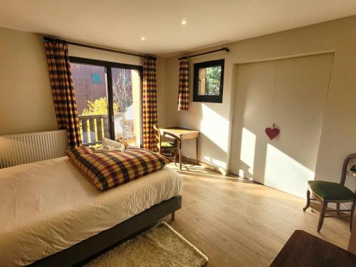 Chalet familial rénové, proche centre, capacité 12, parking, WiFi