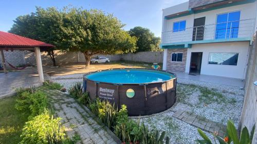 サンタ・マルタにあるVilla Carolina SMの家の庭にあるプール