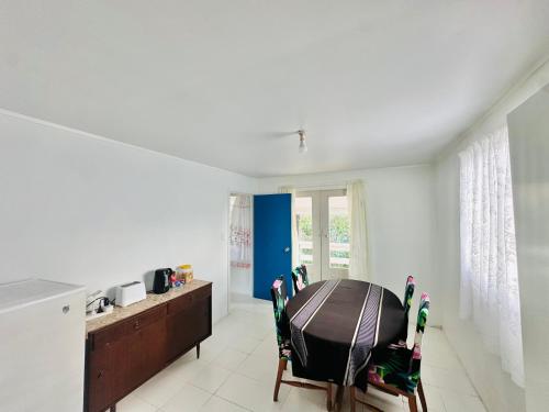 eine Küche mit Tisch und Stühlen in einem Zimmer in der Unterkunft Nuku'alofa Town Cottage - Private Double Room in Nuku‘alofa