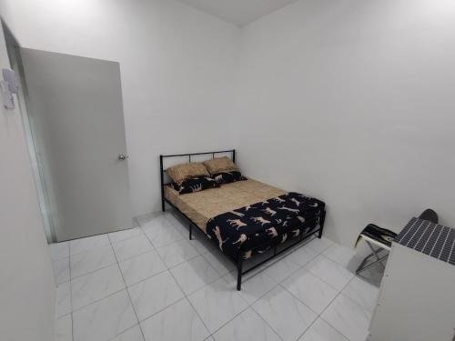 Postel nebo postele na pokoji v ubytování Zh homestay teluk batik