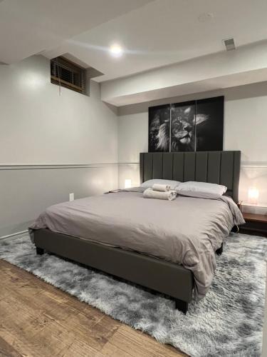 Ένα ή περισσότερα κρεβάτια σε δωμάτιο στο Modern, basement apartment, close to airport