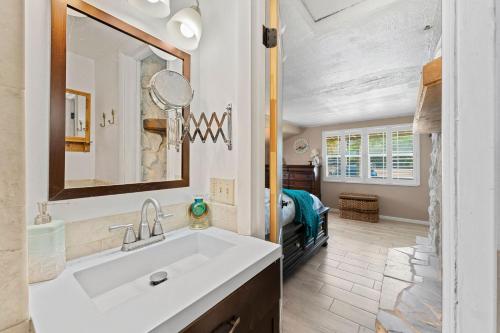 Ένα μπάνιο στο 1280 S Atlantic Ave