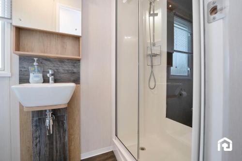 een badkamer met wastafel en douche bij Vacant Nests The Gullane Seton Sands in Port Seton