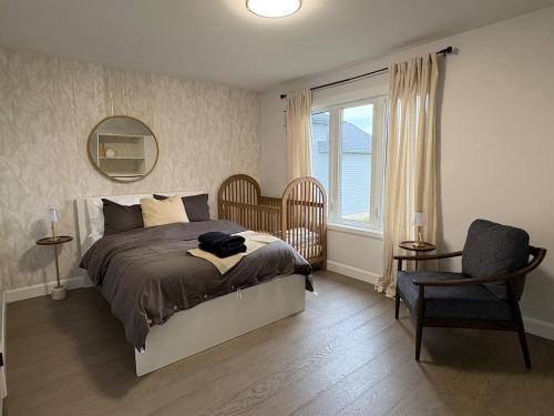 Postel nebo postele na pokoji v ubytování Neighbourhood Gem near Downtown Cornwall & St Lawrence River