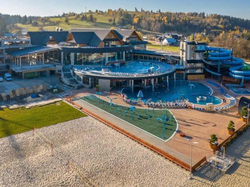 コシチェリスコにあるCozy Apartment in Kościelisko with Mountain Viewの大型ウォーターパークの空中ビュー