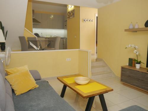 a living room with a couch and a table at Garden City in Playa Fañabe