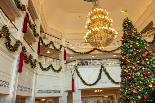 香港香港迪士尼乐园酒店的建筑物内的一棵圣诞树，上面挂满了圣诞装饰品。