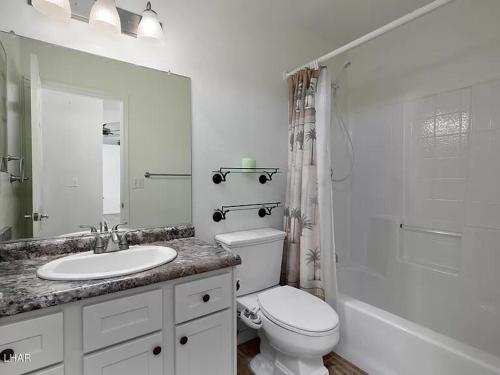 Ένα μπάνιο στο Jacuzzi Pool Home & Casita WiFi AC TVs RV Boat parking