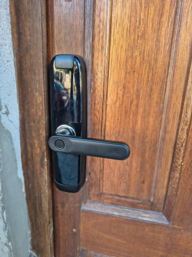 a black door handle on a wooden door at San Jorge in Tres Arroyos